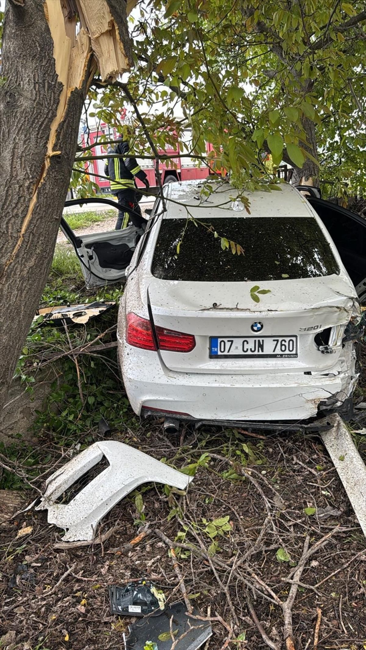 Burdur\'da Otomobil Ağaca Çarptı: Sürücü Yaralı