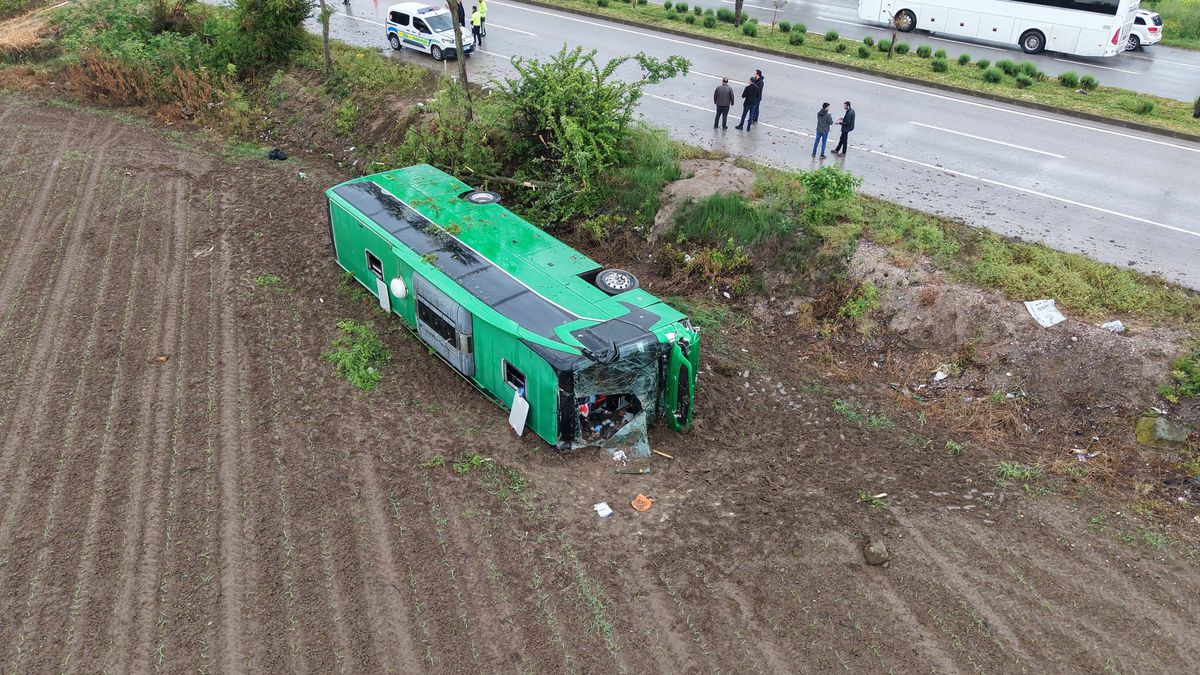 Otobüs Devrildi: 46 Yaralı