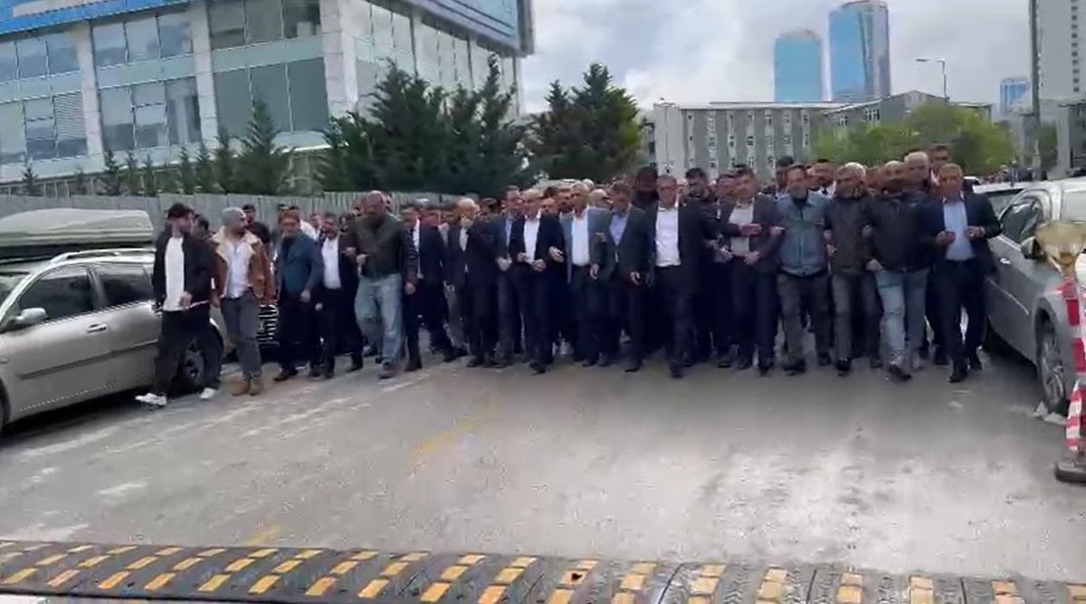 CHP\'de tahliye gerginliği: İki grup arasında taş ve su şişesi kavgası