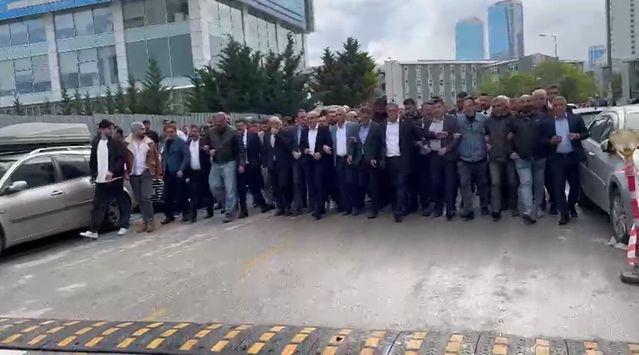 CHP'de tahliye gerginliği: İki grup arasında taş ve su şişesi kavgası