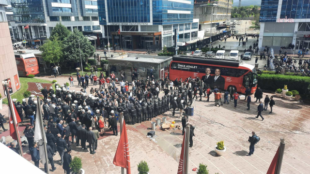 CHP Genel Merkezi'nde arbede! Onlarca polis içeri girdi