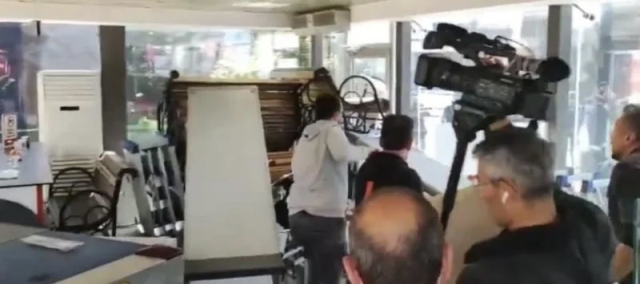 CHP Genel Merkezi'nde kapının önüne koltuklar koyuldu