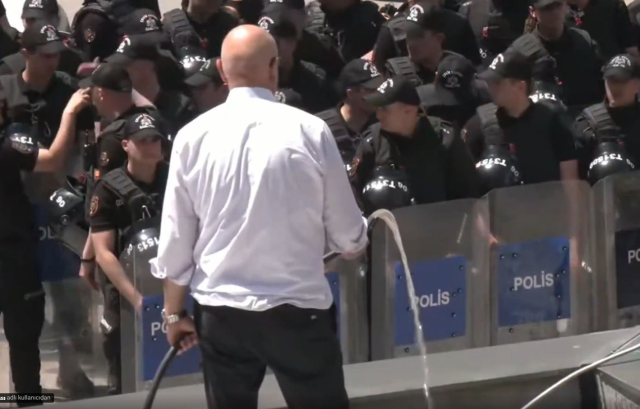 CHP Genel Merkezi'nde kapının önüne koltuklar koyuldu