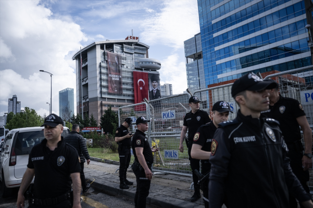 CHP Genel Merkezi'nden ayrılan Özgür Özel TBMM'ye yürüyor