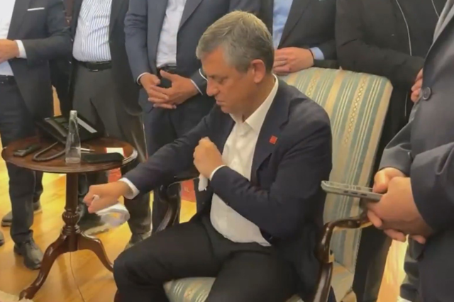 CHP Genel Merkezi'nden ayrılan Özgür Özel TBMM'ye yürüyor
