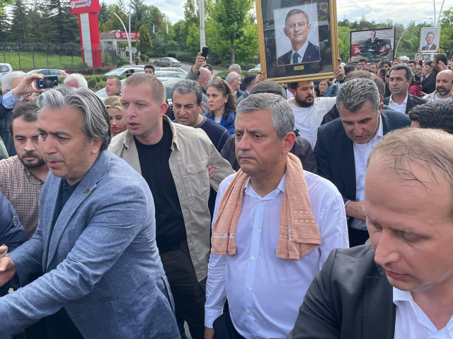 CHP Genel Merkezi'nden ayrılan Özgür Özel TBMM'ye yürüyor
