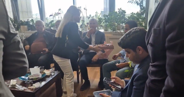 CHP Genel Merkezi'ne giren Kılıçdaroğlu'nun ekibi çikolata dağıttı