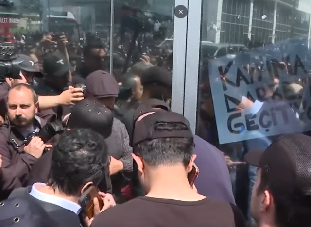 CHP Genel Merkezi'nde tansiyon yüksek! Tahliye için polis devreye girdi