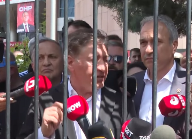 CHP Genel Merkezi'nde tansiyon yüksek! Tahliye için polis devreye girdi