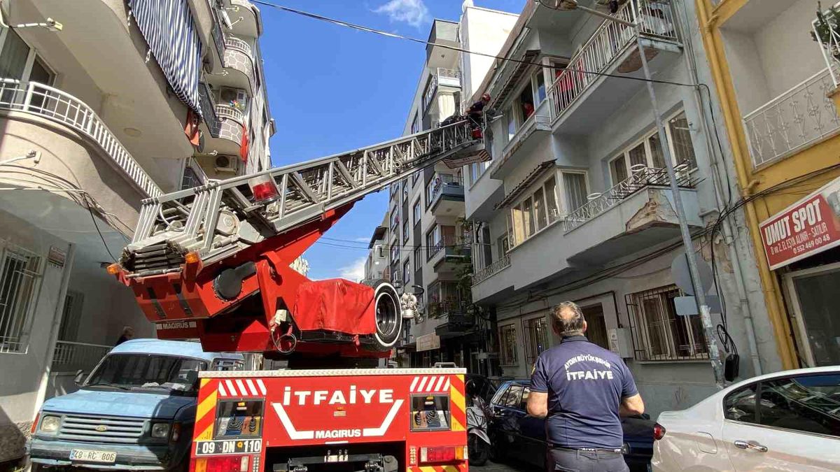 Dar merdivenden indirilemeyen hastanın imdadına itfaiye ekipleri yetişti