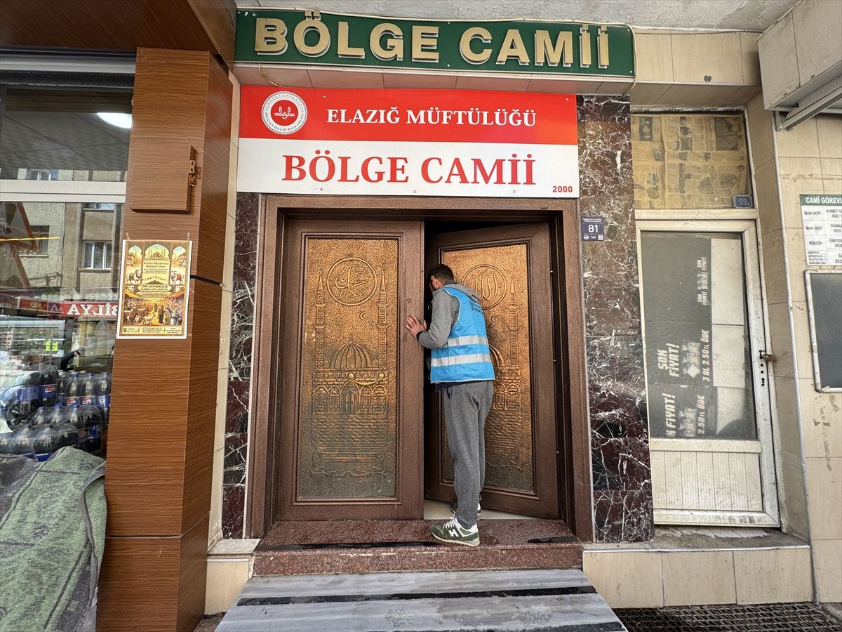Elazığ\'da yükümlüler bayram öncesi cami ve mezarlıkları temizliyor
