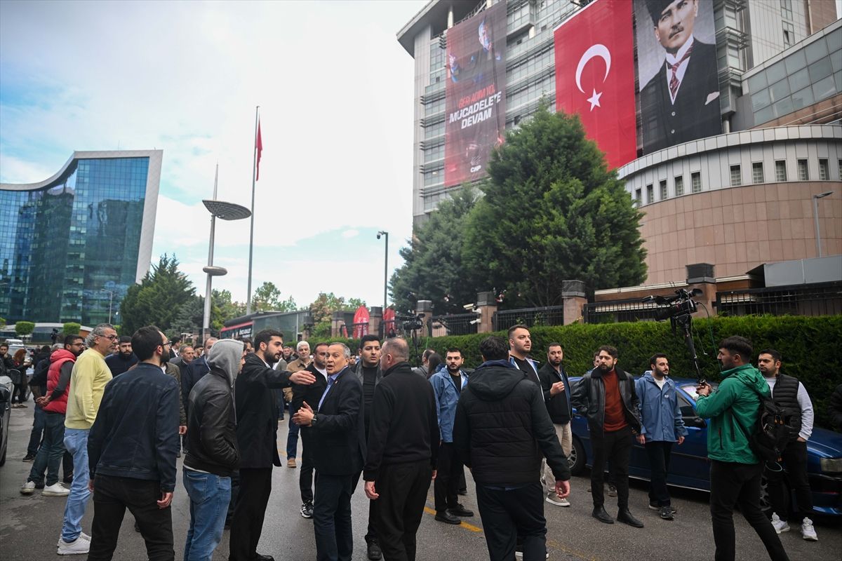 CHP Genel Merkezi\'nde Gerginlik