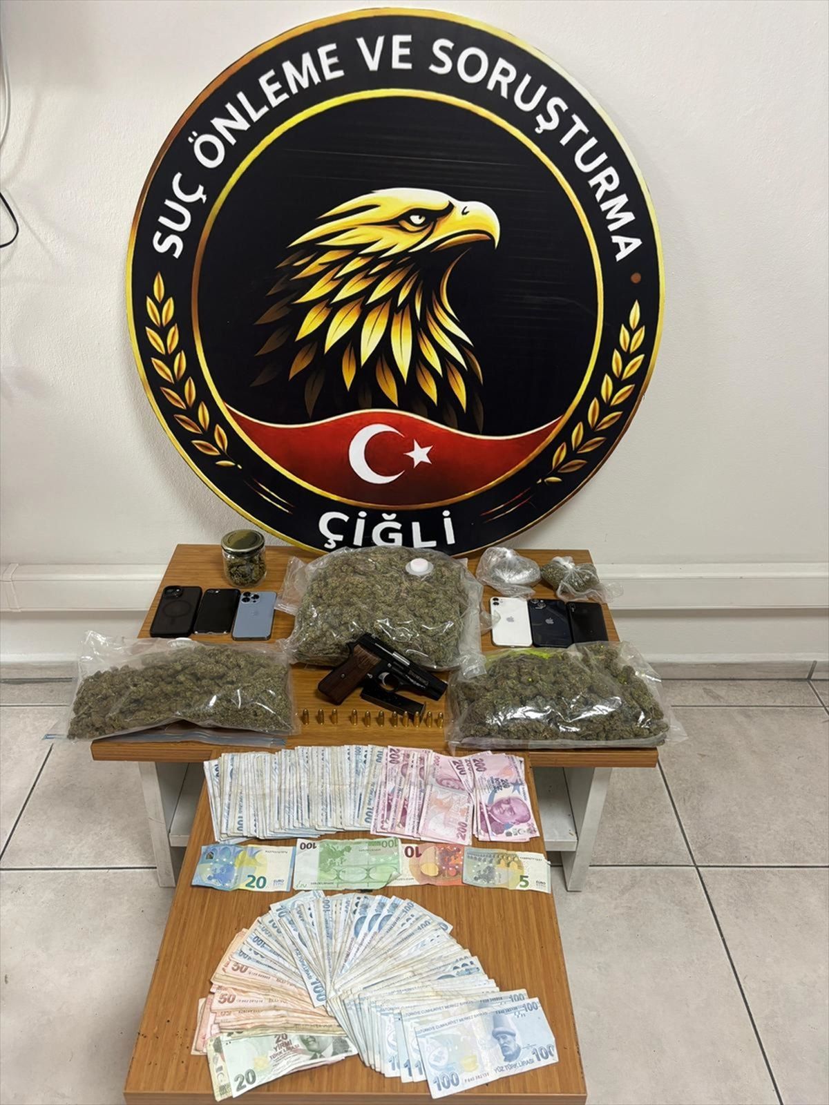 İzmir\'de Uyuşturucu Operasyonu: 6 Gözaltı