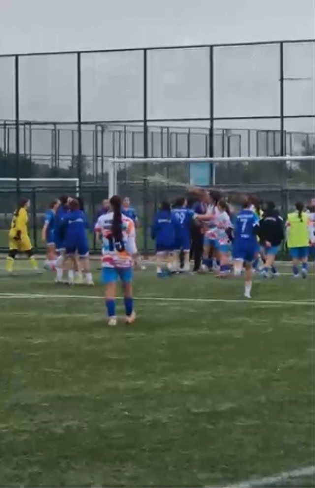 Kadın futbol takımı oyuncuları sahada birbirine girdi: 5 kırmızı kart