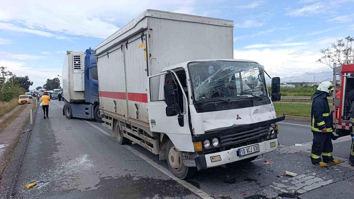 Kamyon, kırmızı ışıkta bekleyen tıra çarptı: 2 yaralı