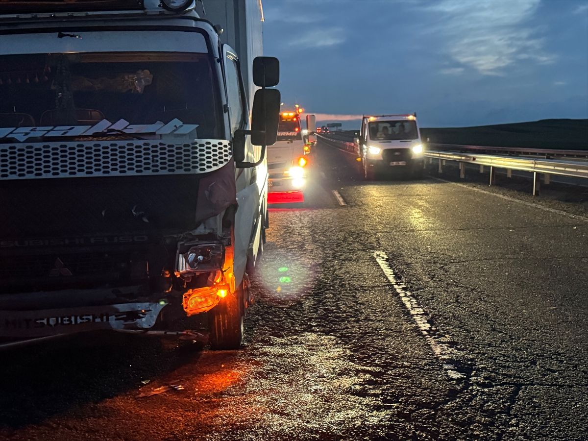 Kars\'ta Trafik Kazası: 3 Yaralı