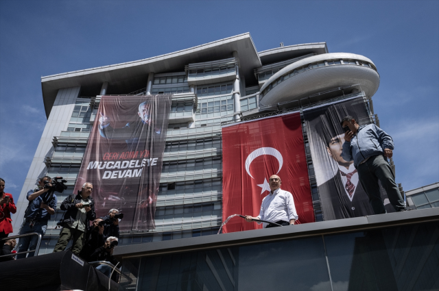 Mahmut Tanal elinde hortumla çatıya çıktı: Açın suyu