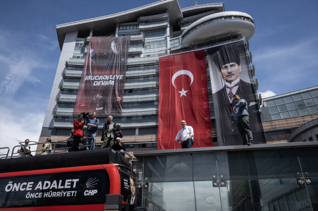 Mahmut Tanal elinde hortumla çatıya çıktı: Açın suyu