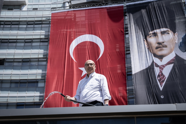 Mahmut Tanal elinde hortumla çatıya çıktı: Açın suyu