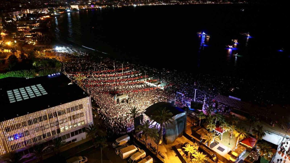 Melek Mosso Alanya\'da festivalde sahne aldı