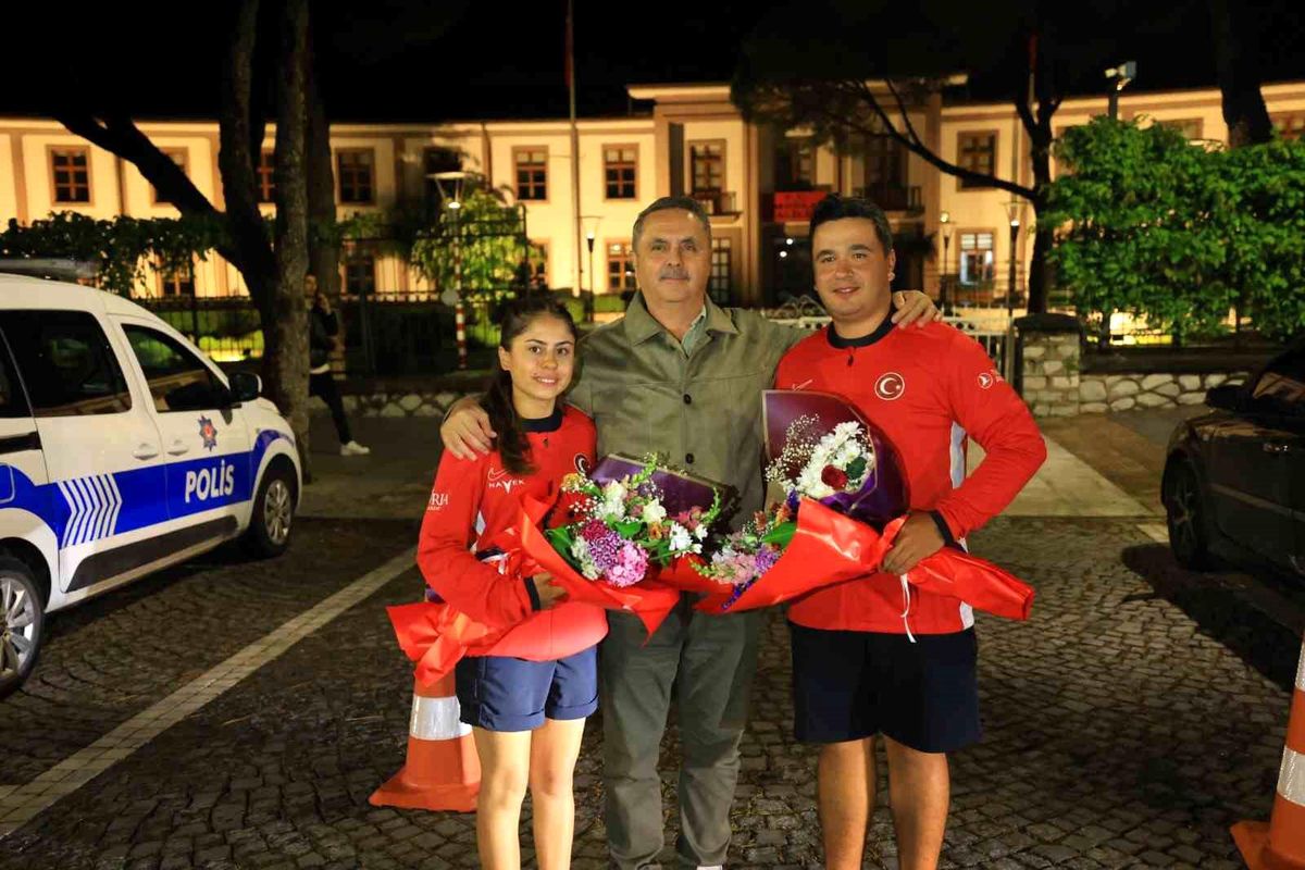 Muğla'da şampiyonlara g&ouml;rkemli karşılama