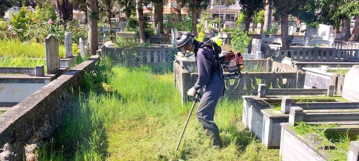 Ordu\'da mezarlıklarda bayram hazırlığı