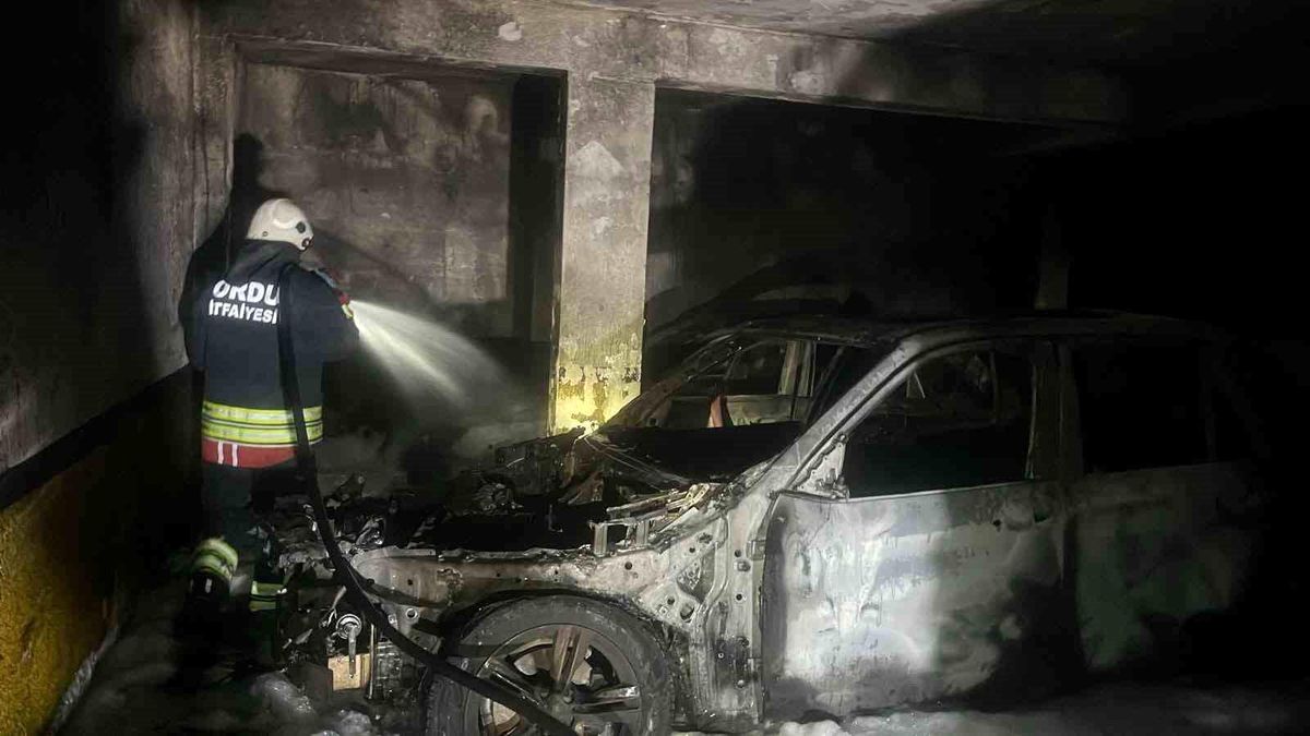 Ordu\'da otopark yangını: 3 araçta hasar oluştu