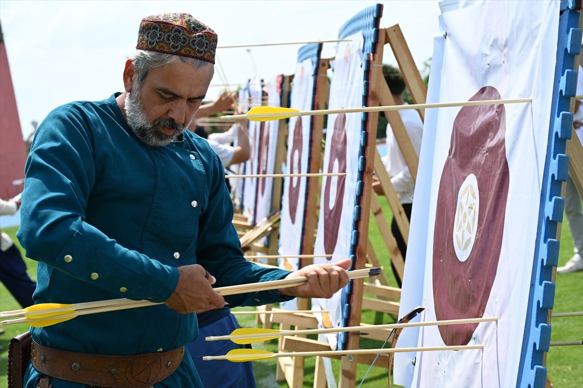 Kadirli\'de Geleneksel Okçuluk Yarışması