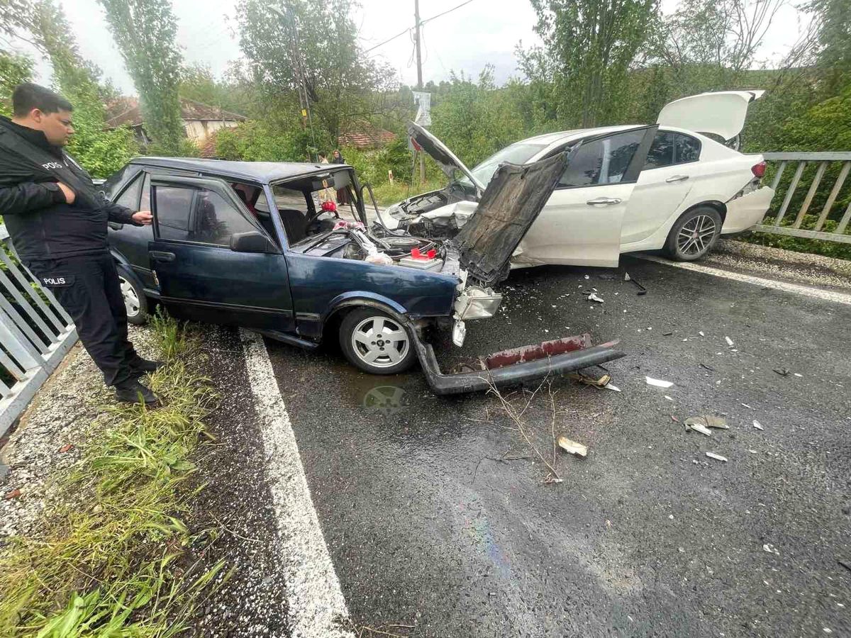 Afyon\'da Trafik Kazası: 4 Yaralı