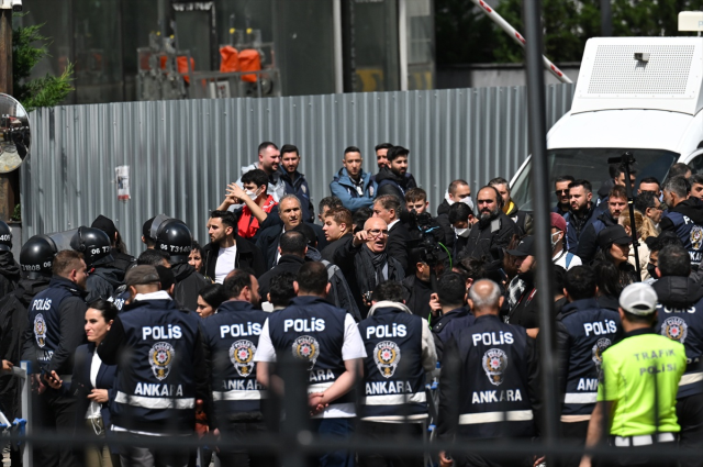 Özgür Özel, CHP Genel Merkezi'nden ayrıldı: Geri gelmek üzere çıkıyorum