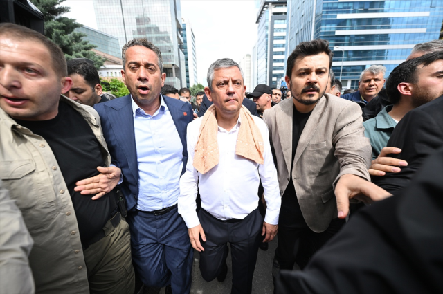 Özgür Özel, CHP Genel Merkezi'nden ayrıldı: Geri gelmek üzere çıkıyorum