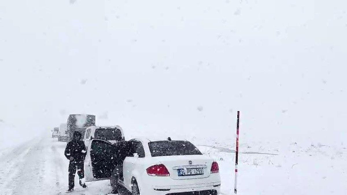 Palandöken Geçidi\'nde Kar Zorluğu