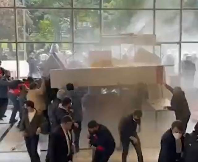 CHP Genel Merkezi'nde arbede! Onlarca polis içeri girdi