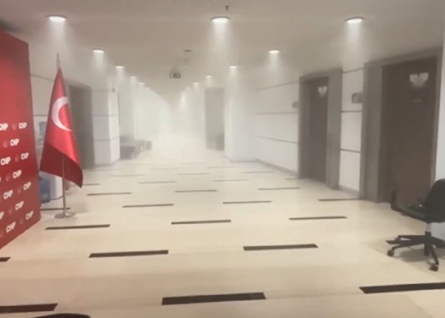 CHP Genel Merkezi'nde arbede! Onlarca polis içeri girdi