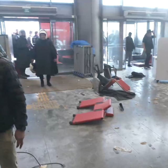 CHP Genel Merkezi'nde arbede! Onlarca polis içeri girdi