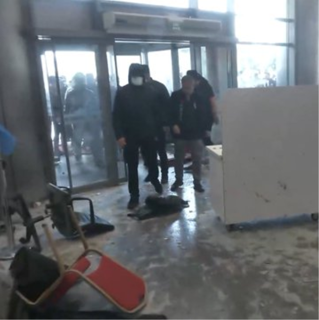 CHP Genel Merkezi'nde arbede! Onlarca polis içeri girdi