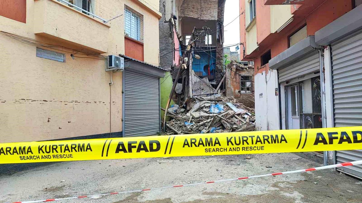 Adana\'da Metruk Bina Yıkıldı
