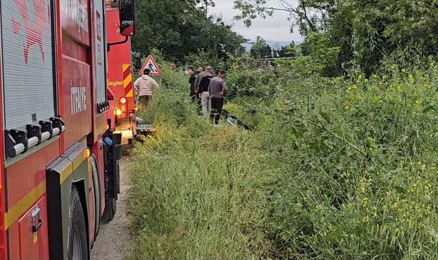 Sapanca'da Otomobil Su Kanalına Devrildi