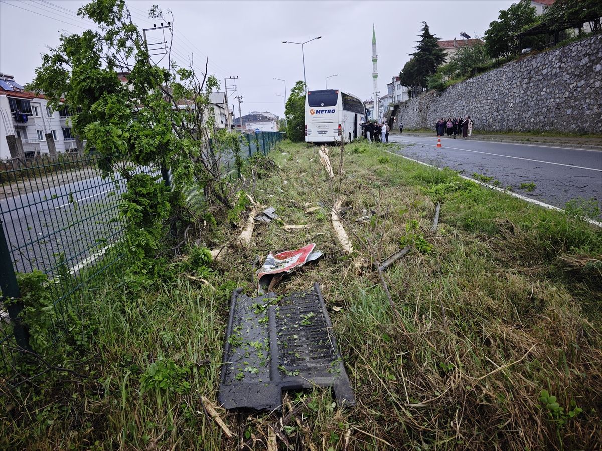 Samsun\'da Yolcu Otobüsü Refüje Çıktı
