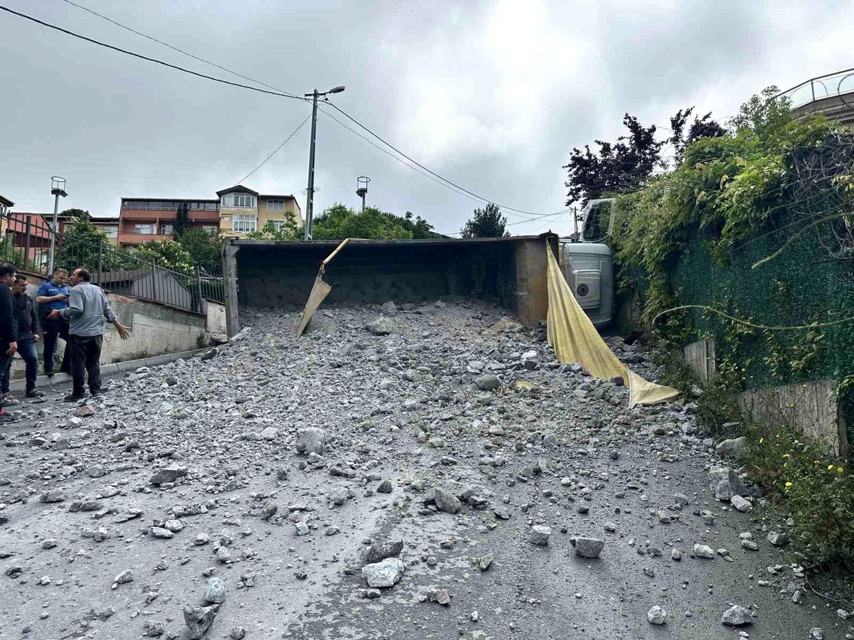 Sarıyer\'de moloz yüklü kamyon geri kayarak devrildi, sürücü yaralandı