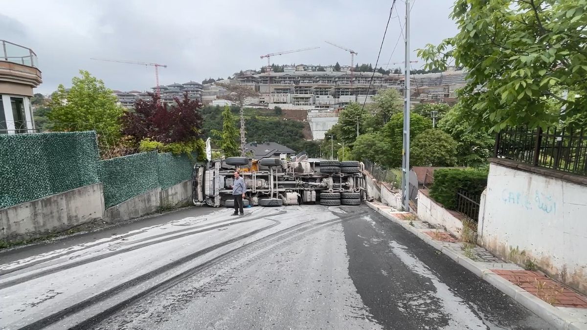 Sarıyer\'de Kamyon Devrildi, Şoför Yaralandı