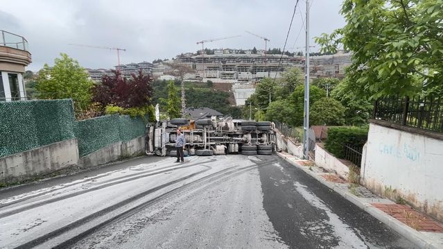 Sarıyer'de Kamyon Devrildi, Şoför Yaralandı