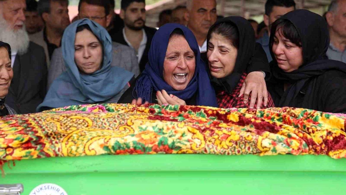 Selde evladını kaybeden annenin "Yavrum polis olacaktın, nereye gidiyorsun sınavın geliyordu" sözleri yürekleri dağladı