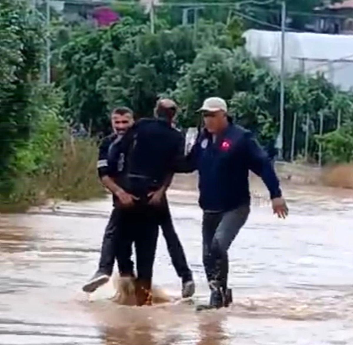 Mersin\'de Selde Kurtarılan Şahıs Hastaneye Kaldırıldı