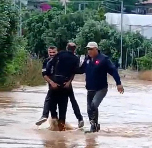 Mersin'de Selde Kurtarılan Şahıs Hastaneye Kaldırıldı