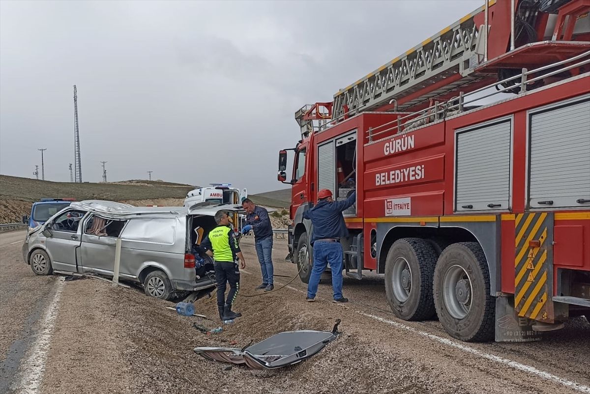 Gürün\'de minibüs devrildi: 1 ölü, 8 yaralı