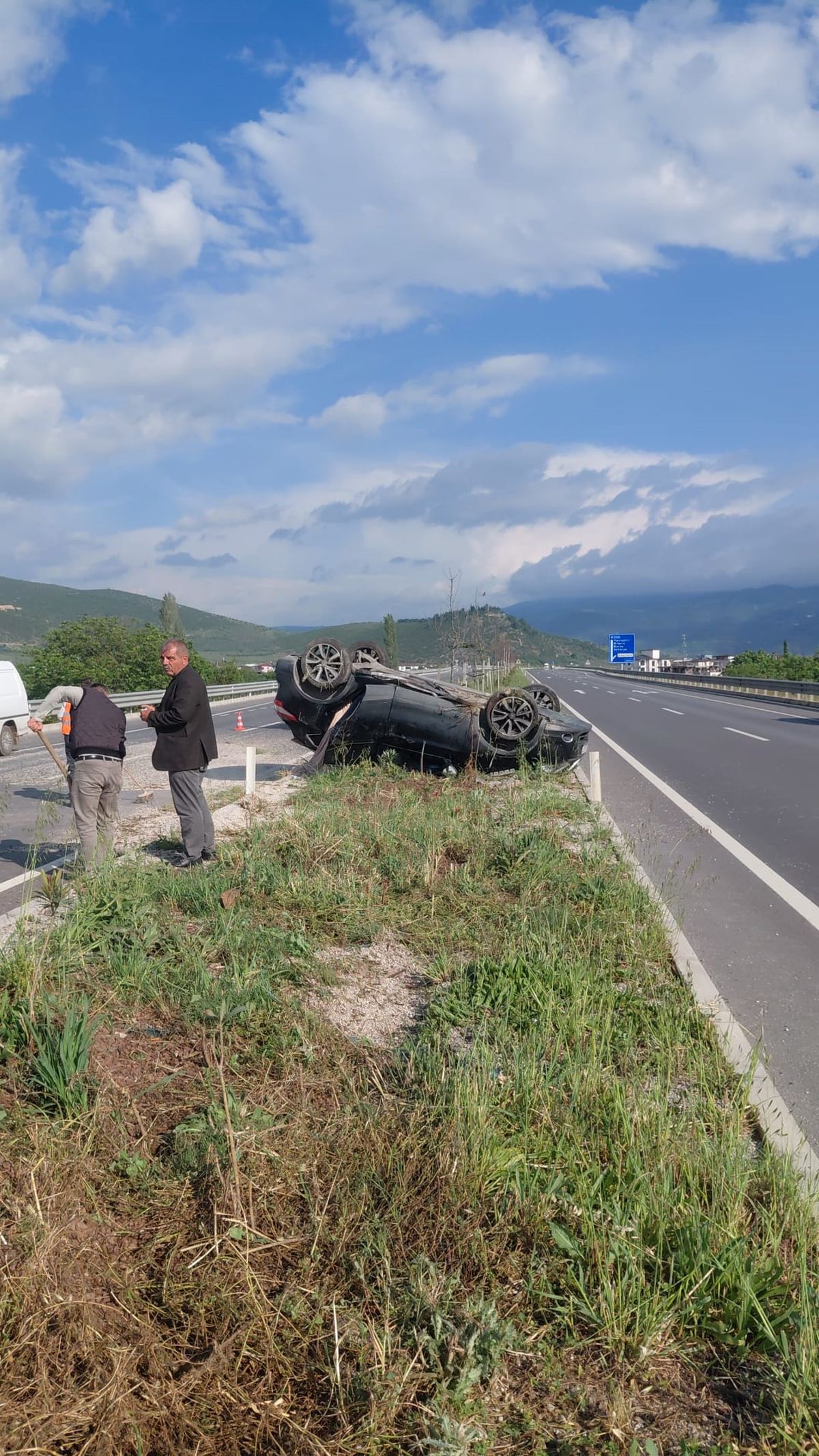 İznik\'te Takla Atan Araçta İki Yaralı