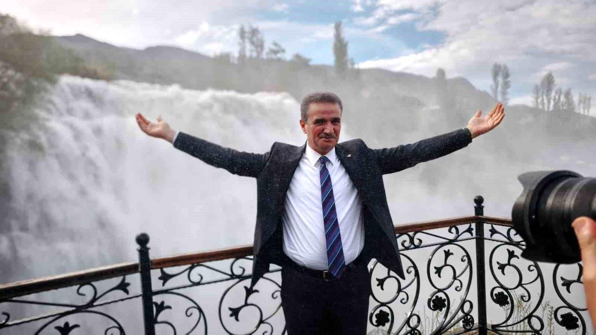 Tortum Şelalesi Baharda Coştu