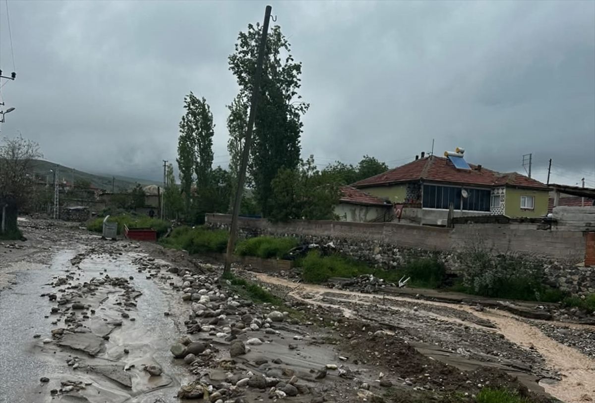 Yozgat\'ta Sel Hasarı: Ekipler Temizlikte