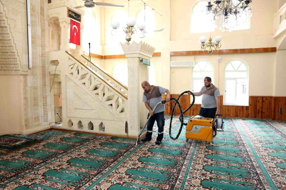 Akdeniz\'de camiler bayram öncesi dezenfekte edildi
